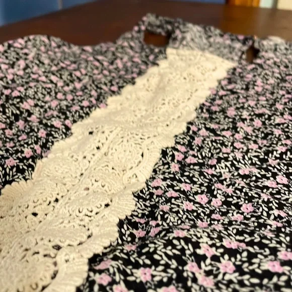 Black floral sleeveless blouse - Picture 4 of 4